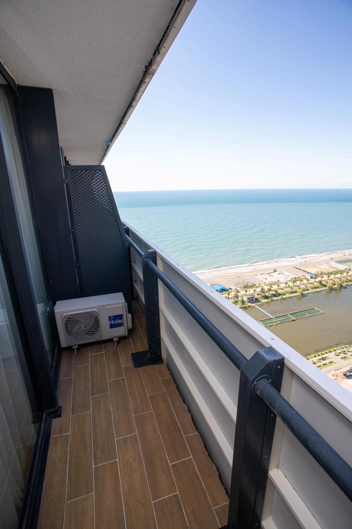 Luxsor & Gorgeous Sea Vlews Apartment บาทูมิ ภายนอก รูปภาพ